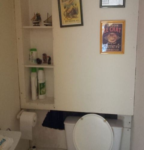 toilettes-avant-travaux-de-rénovation-dans-une-salle-de-bains-à-Amiens-480x500